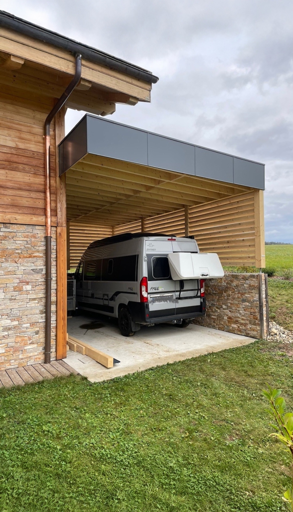 Carport en bois avec toiture plate, protégez votre véhicule des intempéries avec Charm'Abris.