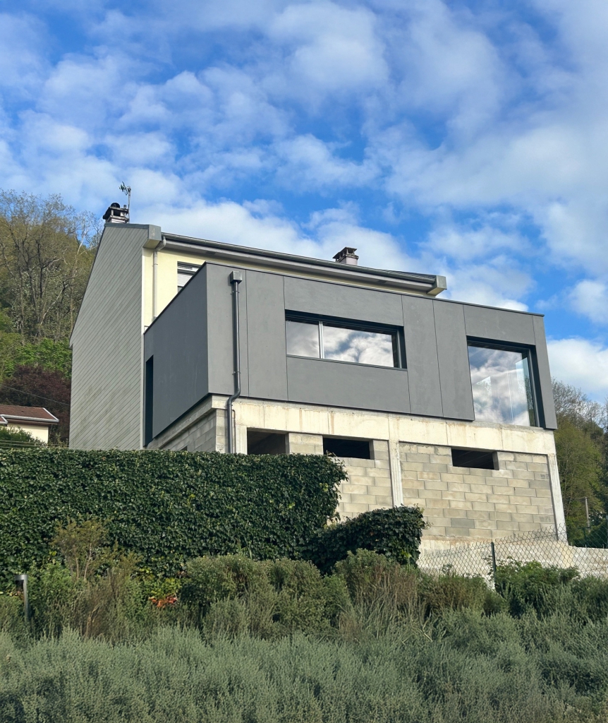 Extension Charm'abris contemporaine en bois pour agrandir votre maison avec élégance et performance.