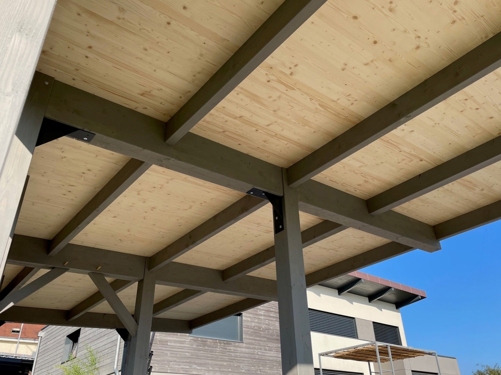 Pergola Charm'abris en bois massif, idéale pour sublimer et ombrager votre espace extérieur.
