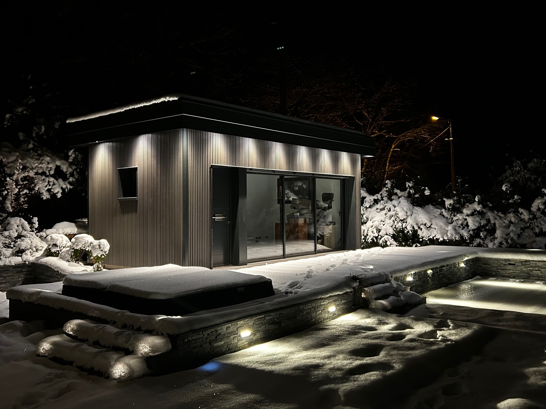 Pool house moderne en bois avec éclairage intégré, un espace convivial signé Charm'Abris.