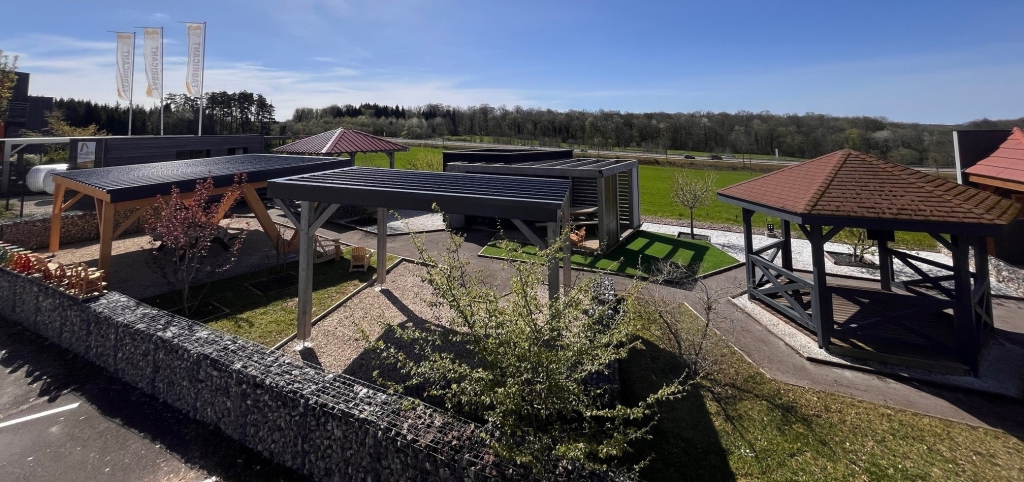 Village d'exposition de Charm'abris, spécialiste de solutions d'aménagement extérieur en bois à Étalans