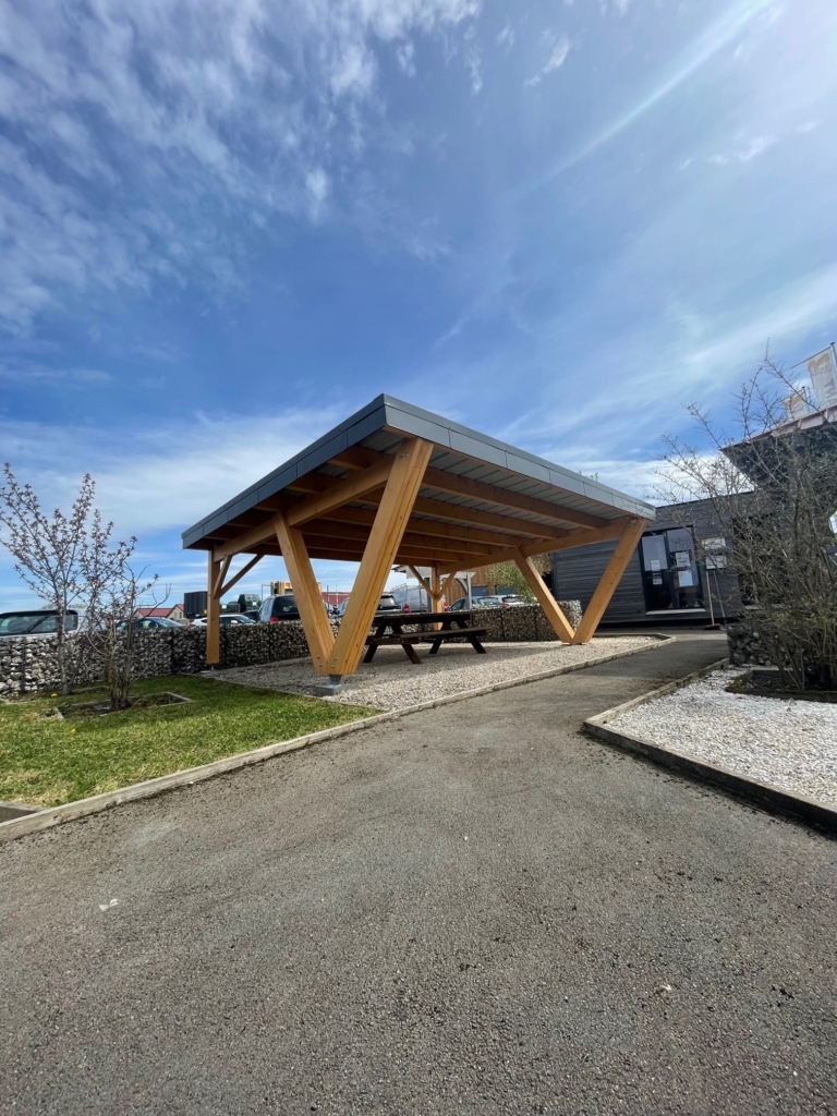 Abris en bois avec structure inclinée, design innovant signé Charm'Abris