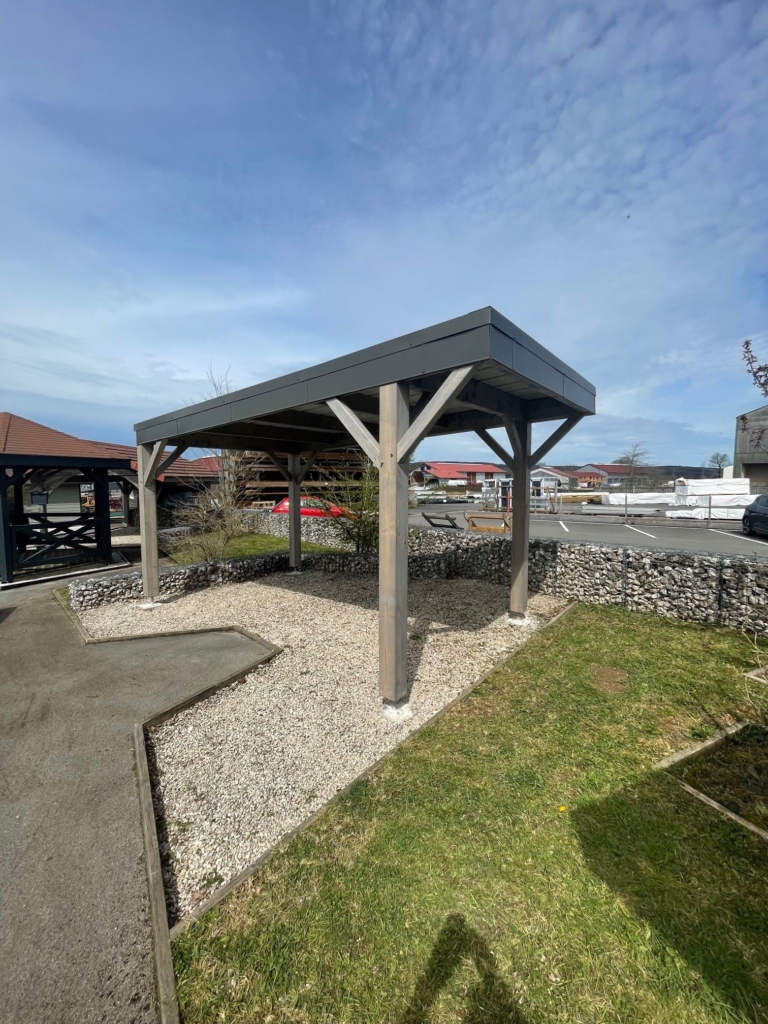 Carport moderne en bois avec toiture plate exposé chez Charm'Abris à Étalans