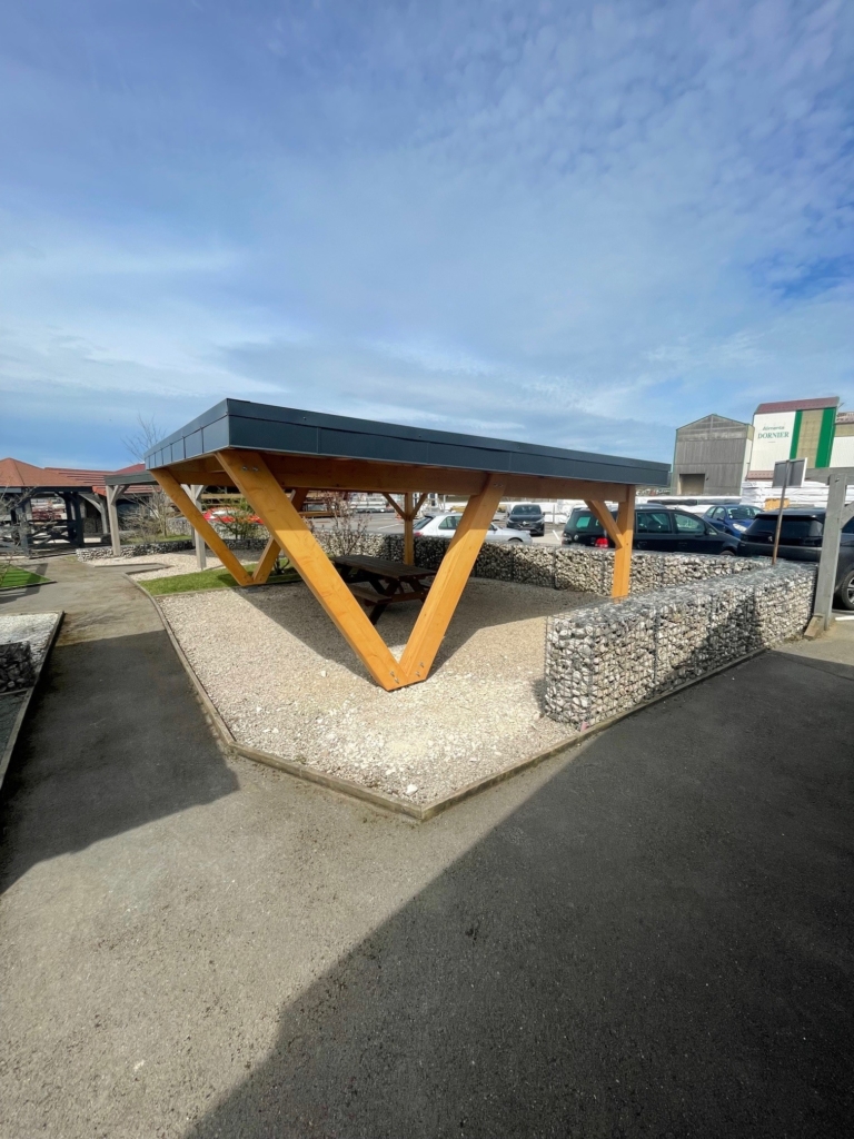 Carport contemporain en bois avec piliers inclinés, présenté chez Charm'Abris