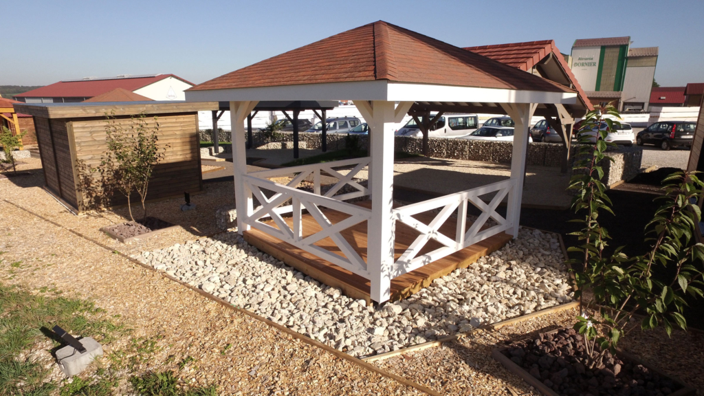 Kiosque en bois blanc au style traditionnel exposé chez Charm'Abris
