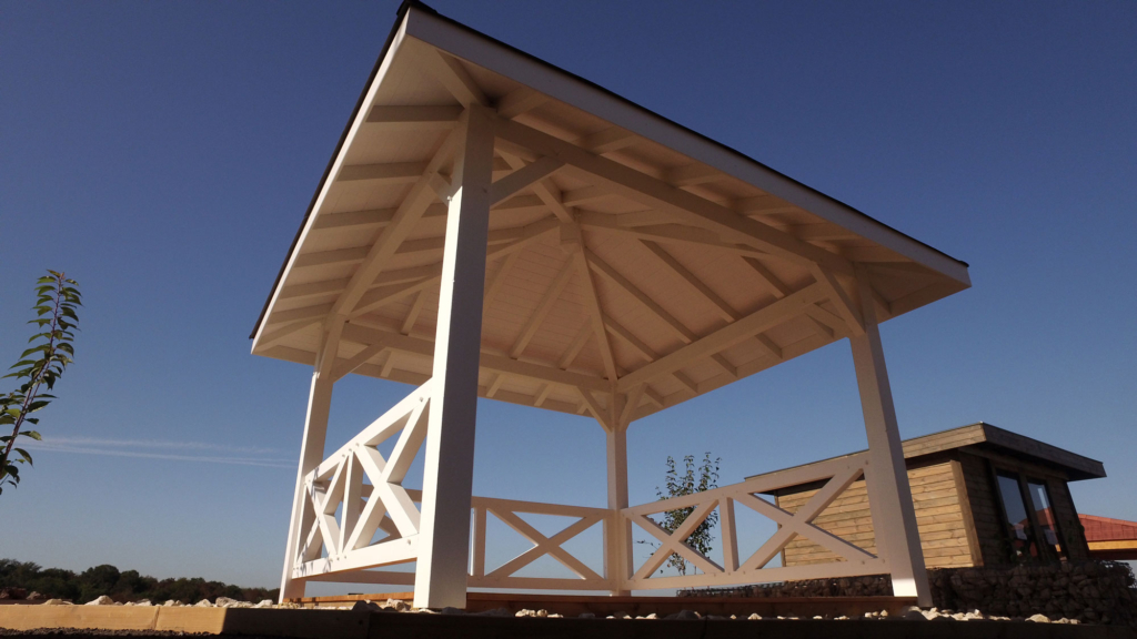 Tonnelle en bois blanc avec toiture inclinée, construction sur-mesure Charm'Abris